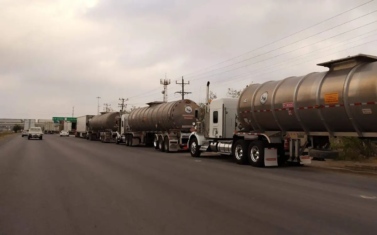 Comenzaron a fluir las filas de tráileres hacia Pharr